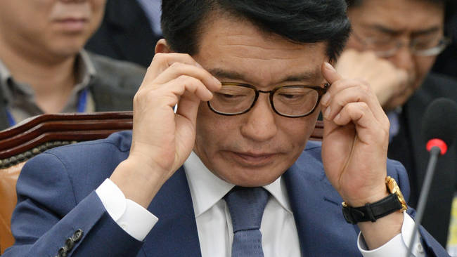 고대영 KBS 사장이 29일 오전 국회에서 열린 미래창조과학방송통신위원회 전체회의에서 안경을 고쳐쓰고 있다. (뉴시스)