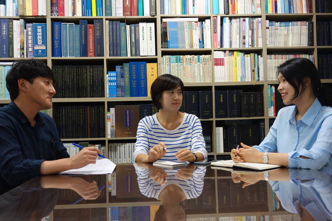해외취재를 다녀온 기자협회보 최승영(왼쪽부터)·김고은·김달아 기자는 지난 13일 프레스센터 13층 기자협회 회의실에서 방담을 진행했다. 