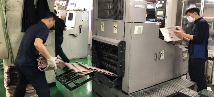 지난 4일 서울 중구 서울신문 사옥 지하 4층에 자리한 윤전기에서 헤럴드경제 지면이 인쇄돼 나오고 있다. 윤전기는 시간당 4만부의 속도로 신문을 찍어낸다. 헤럴드경제 같이 32페이지 신문의 경우엔 초기에 파지만 80~100kg이 나온다. 지난 4일 서울 중구 서울신문 사옥 지하 4층에 자리한 윤전기에서 헤럴드경제 지면이 인쇄돼 나오고 있다. 윤전기는 시간당 4만부의 속도로 신문을 찍어낸다. 헤럴드경제 같이 32페이지 신문의 경우엔 초기에 파지만 80~100kg이 나온다.