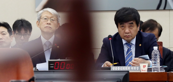 20대 국회 마지막 국정감사의 막이 올랐다. 과학기술정보방송통신위원회를 비롯한 17개 상임위원회는 2일부터 오는 21일까지 국정감사를 진행한다. 사진은 지난달 25일 국정감사 계획 등을 의결하기 위해 열린 과방위 전체회의에 최기영 과학기술정보통신부 장관과 한상혁 방송통신위원장이 나란히 참석한 모습. /뉴시스 