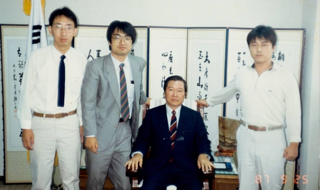 1987년 우에무라 기자가 서울에 파견됐을 때 고 김대중 전 대통령과 기념사진을 찍은 모습. 