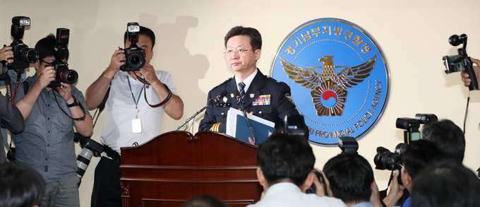 반기수 화성연쇄살인사건 수사본부장(경기남부청 2부장)이 지난달 19일 경기 수원시 장안구 경기남부지방경찰청에서 ‘화성 연쇄살인 사건’ 관련 브리핑을 하고 있다. /뉴시스 