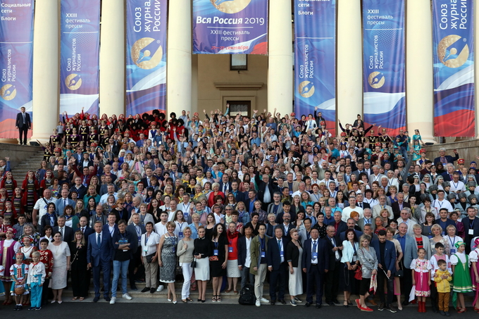 지난달 21일 러시아 소치 짐니 극장에서 열린 제23회 미디어 포럼 ‘올 러시아(All Russia) 2019’ 개막식에 참가한 기자들이 기념사진을 찍고 있다. 