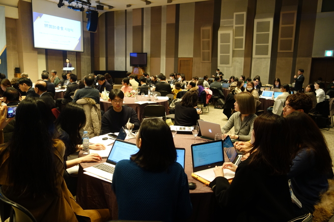 프런티어 저널리즘 스쿨(FJS) 학생들이 한국기자상 시상식 현장을 취재하고 있다.  