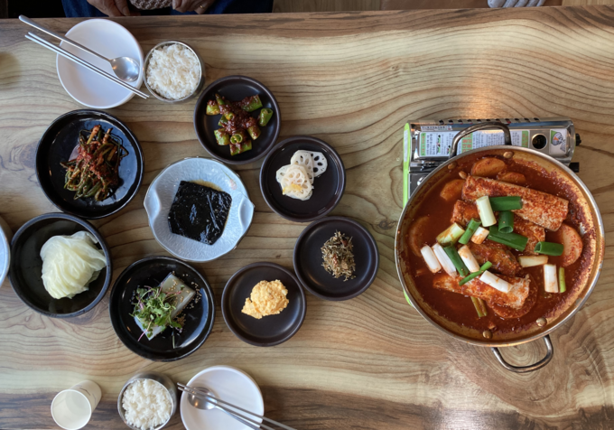 매콤하면서 달큰한 제주 갈치조림… 손맛 가득 밑반찬은 보너스