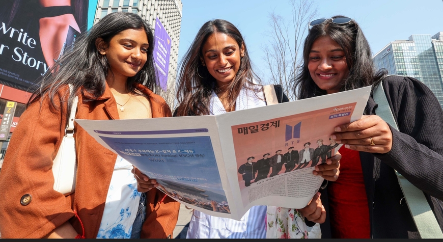 BTS 광화문 공연, 세계 팬들에 '굿즈' 된 호외