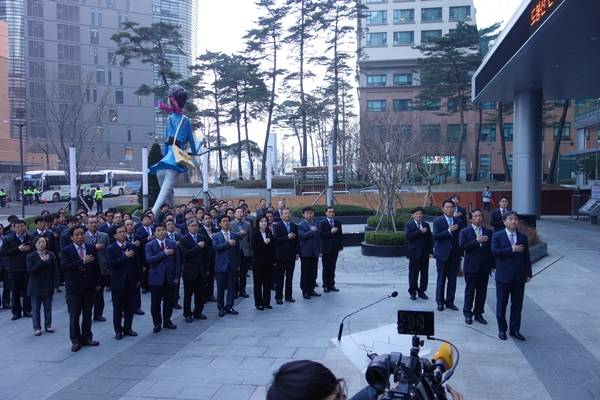 30일 오전 열린 연합뉴스 국기게양식 행사는 연합뉴스와 연합뉴스TV, 연합인포맥스 간부 100여명이 참석했다. (김성후 기자)