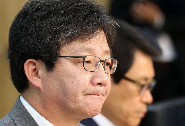 새누리당 유승민 원내대표가 2일 서울 여의도 국회 의원회관에서 열린 원내대책회의에서 입을 굳게 다물고 있다. (뉴스1)