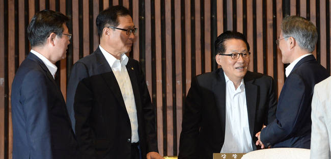 6일 오전 서울 여의도 국회에서 열린 새정치민주연합 의원총회에서 문재인 대표(오른쪽에서 첫 번째)와 박지원 의원(오른쪽에서 두 번째) 등이 대화를 나누고 있다. (뉴시스)