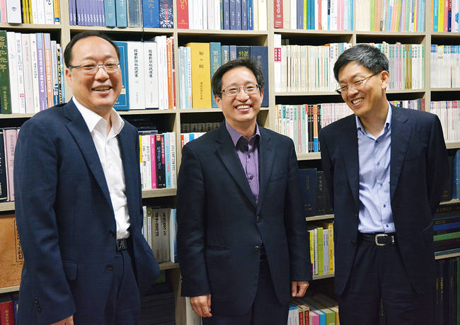 지난 6일 기자협회 창립 51주년 기념 편집·보도국장 좌담회를 끝내고 참석자들이 대화를 나누고 있다. 왼쪽부터 최훈 중앙일보 편집디지털국장, 방문신 SBS 보도국장, 고재학 한국일보 편집국장.