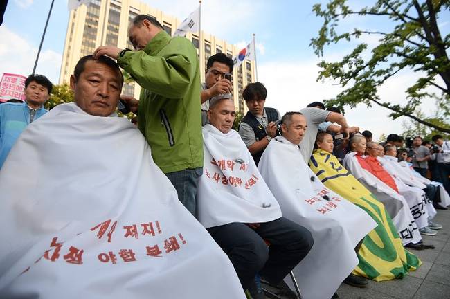 15일 오전 서울 종로구 정부서울청사 앞에서 열린 '박근혜의 꼭두각시 노사정야합 조인식 저지 및 대표자 투쟁 결의대회'에서 민주노총 임원 등 중앙집행위원회 대표 및 간부들이 삭발식을 하고 있다.(뉴시스)