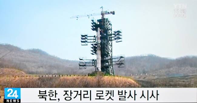북한이 지난 14일 위성 개발 마지막 단계에서 가속화하고 있다며 장거리 로켓 발사를 시사했다는 내용이 방송되고 있다. (YTN 캡쳐)