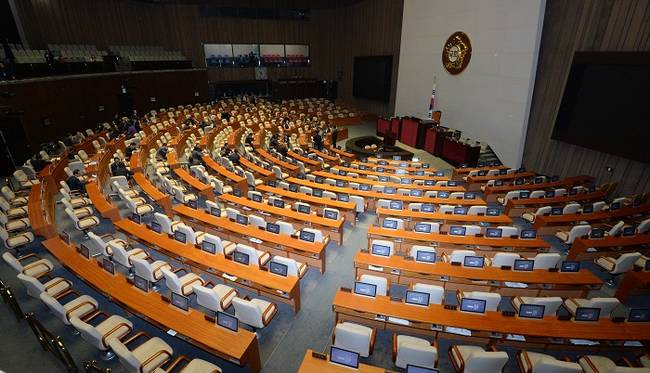 3일 서울 여의도 국회 본회의장에서 예정된 본회의가 정부의 역사교과서 국정화 확정고시로 인한 야당 의원들의 거부로 개의하지 못하고 새누리당 의원들만 의석을 지키고 있다.(뉴시스)