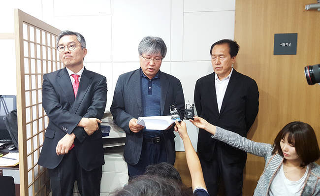 지난달 8일 서울 여의도에서 열린 방문진 이사회에서 야당 추천 이사 3명이 고 이사장에 대한 ‘불신임 결의안’을 제출하고 사퇴를 촉구했다.