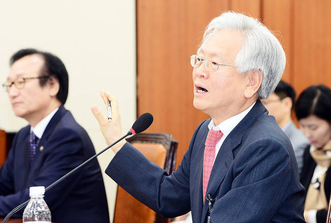 지난달 2일 오전 서울 여의도 국회에서 열린 미래창조과학방송통신위원회의 방송문화진흥회 국감에서 고영주 방문진 이사장이 새정치민주연합 문재인 대표를 ‘공산주의자’로 규정한 것에 대한 야당의원의 질의에 답하고 있다.(뉴시스)