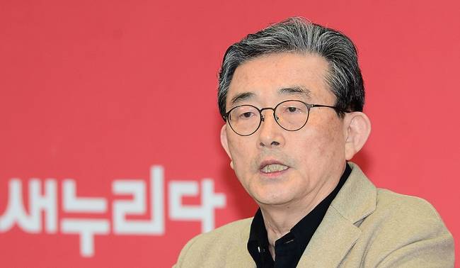 새누리당 이한구 공천관리위원장이 16일 오후 서울 여의도 새누리당사에서 경선지역에 대한 여론조사 결과를 발표한뒤 김무성 대표의 발언에 대한 기자들의 질문에 답하고 있다. (뉴시스)