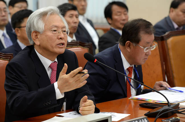 고영주 방송문화진흥회 이사장이 10일 오전 서울 여의도 국회 미래창조과학방송통신위원회 국정감사에서 의원들의 질의에 답하고 있다. (뉴시스)