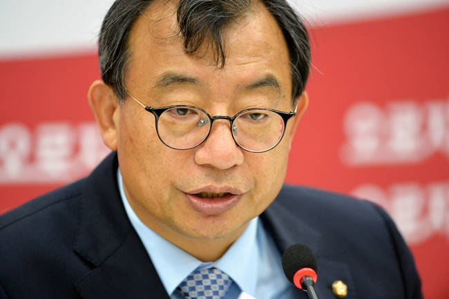 26일 오후 서울 여의도 국회 새누리당 대표실에서 새누리당 이정현 대표가 박근혜 대통령과 통화한 내용을 기자간담회를 통해 발표하고 있다. (뉴시스)