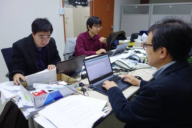 서울 공덕동 한겨레 사옥 4층 편집국TF실에서 일하고 있는 한겨레 특별취재팀 기자들.