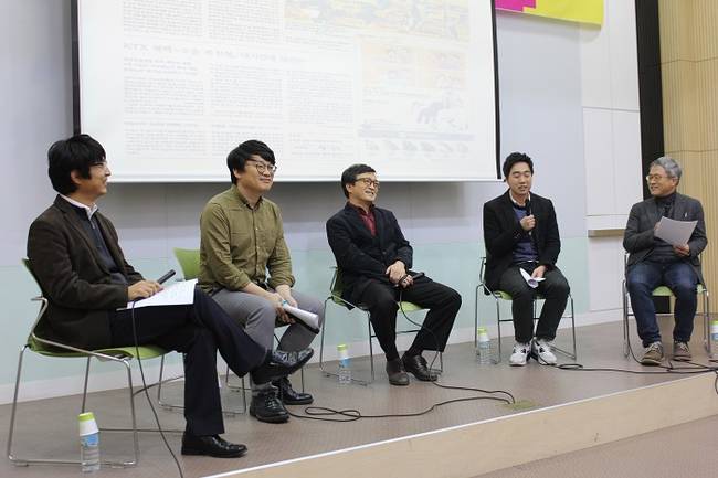 한겨레 특별취재팀이 11일 서울 공덕동 한겨레신문사 3층 청암홀에서 '최순실 게이트 시작과 끝은 어디인가?'를 주제로 취재 뒷이야기 등을 얘기하고 있다.