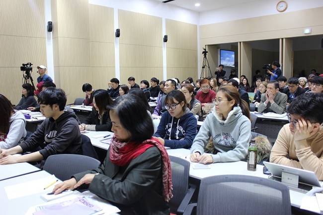 이날 한겨레 특별취재팀 뉴스룸 현장 토크에는 100여명의 독자들이 참석했다.