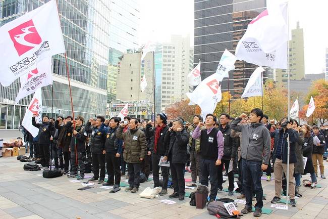 12일 오후 1시 서울 청계천 한빛광장에서 제3차 범국민대회를 앞두고 언론노조 사전결의대회가 열렸다.