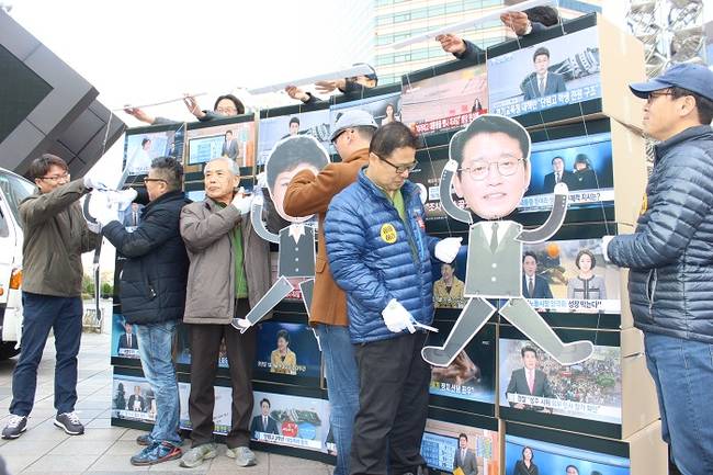 참가자들은 최순실 꼭두각시 절단식을 하며 언론부역자 청산을 다시 한 번 다짐했다.