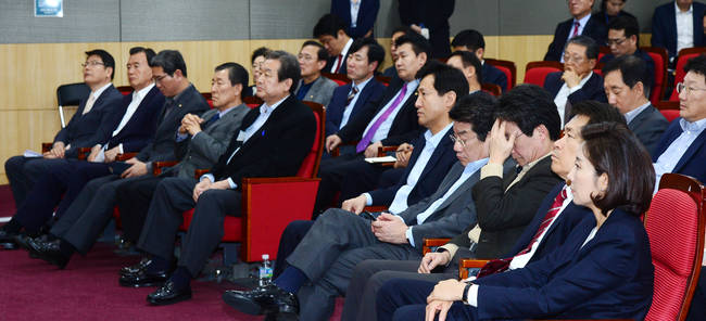 새누리당 김무성 전 대표를 비롯한 의원들이 13일 오후 서울 여의도 국회 의원회관에서 열린 비상시국회의에서 참석자들의 발언을 경청하고 있다. (뉴시스)