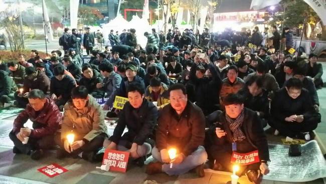 지난 10일 저녁 6시 서울 상암동 MBC 본사 앞에는 500여명의 전국언론노조 MBC본부 조합원이 한자리에 모여 보도 정상화를 촉구했다.