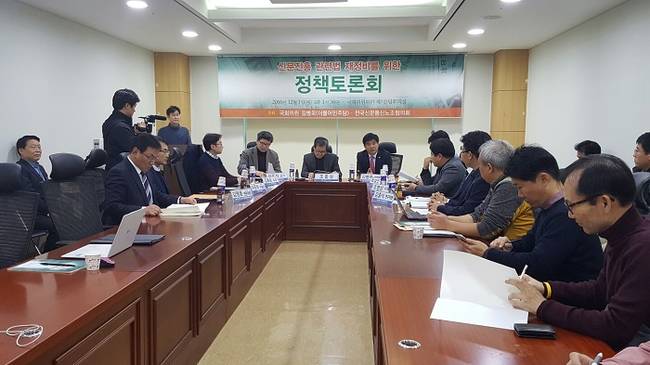 전국신문통신노동조합협의회와 김병욱 더불어민주당 의원의 주최로 1일 서울 여의도 국회의원회관 제7간담회의실에서 ‘신문진흥 관련법 재정비를 위한 정책토론회'가 열렸다.