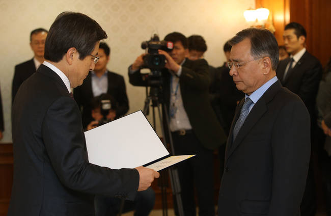황교안 국무총리가 1일 오후 서울 종로구 정부서울청사에서 박영수 특별검사에게 '박근혜 정부의 최순실 등 민간인에 의한 국정농단 의혹 사건 규명을 위한 특별검사' 임명장을 수여하고 있다. (뉴시스)