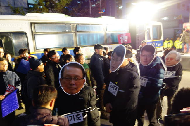 KBS 양대노조 총파업 출정식’을 마친 기자들은 타사 기자들과 합류해 서울 여의도 새누리당 당사 앞에서 ‘박근혜 즉각 퇴진! 언론장악 분쇄!’ 언론노조 총력투쟁 결의대회를 열었다. 사진은 이날 언론부역자 등에 대해 포승줄로 묶는 퍼포먼스를 진행한 모습.