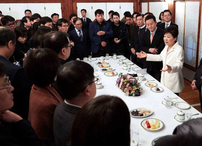 박근혜 대통령이 1일 청와대 상춘재에서 출입기자단과 신년 인사를 겸한 티타임을 하고 있다. (사진=청와대 제공, 뉴시스)