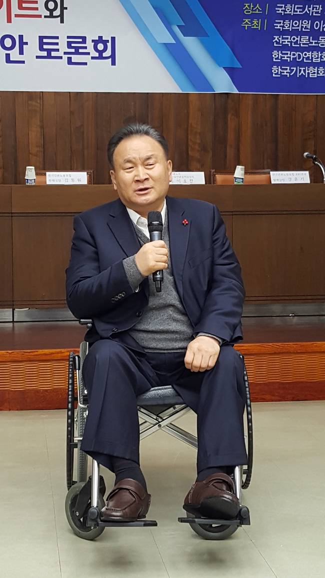 토론회를 주최한 이상민 더불어민주당 의원이 12일 서울 여의도 국회도서관 소회의실에서 열린 '박근혜-최순실 게이트와 방송 공공성의 확보 방안 토론회'에서 발언하고 있다.