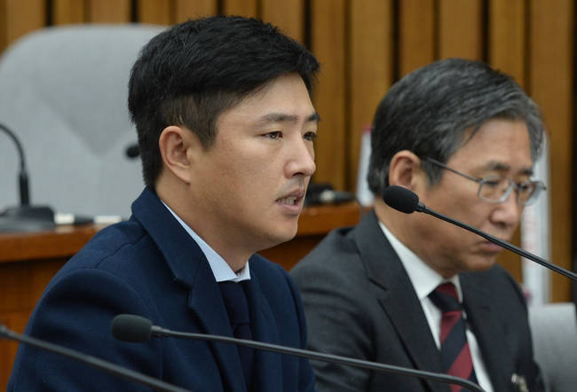고영태 전 더 블루케이 이사가 지난해 12월 서울 여의도 국회에서 열린 박근혜 정부의 최순실 등 민간인에 의한 국정농단 의혹 사건 진상 규명을 위한 국정조사 특별위원회에서 의원들의 질의에 답하고 있다. (뉴시스)