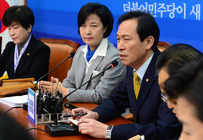 25일 오전 서울 여의도 국회 더불어민주당 당대표실에서 열린 최고위원회의에서 우상호 원내대표가 모두발언을 하고 있다. 이날 우상호 원내대표는 표창원 의원이 주최한 박근혜 대통령 나체 패러디 시국비판 풍자전시회 논란과 관련 “소속의원의 행동으로 인해 상처받았을 국민들께 걱정을 끼쳐 죄송하다”고 사과했다. (뉴시스)