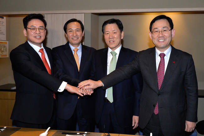 7일 서울 여의도 한 식당에서 4당 원내대표와 원내수석부대표가 회동하기에 앞서 각 당 원내대표들이 기념촬영을 하고 있다. 사진 왼쪽부터 새누리당 정우택 원내대표, 더불어민주당 우상호 원내대표, 국민의당 주승용 원내대표, 바른정당 주호영 원내대표. (뉴시스)