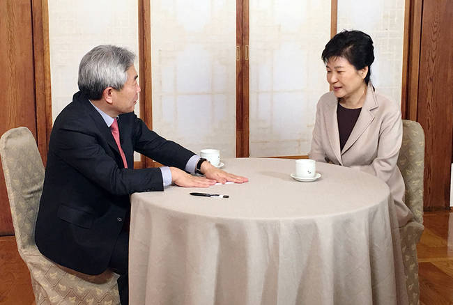 박근혜 전 대통령은 재임기간 내내 언론과 ‘불통’했고, 사사건건 언론에 ‘개입’했으며 입맛에 맞지 않는 언론사와 기자는 소송 등으로 ‘통제’했다. 사진은 지난 1월25일 청와대 상춘재에서 ‘정규재TV’ 운영자인 정규재 한국경제신문 주필과 단독 인터뷰를 하고 있는 박 전 대통령의 모습. (뉴시스)