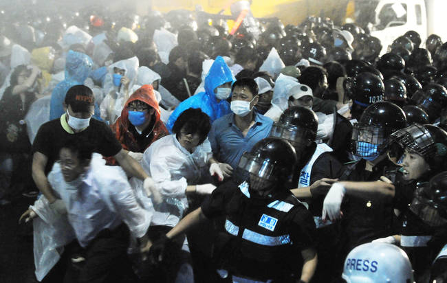 지난 2008년 서울시청광장에서 '광우병 위험 미국산 쇠고기 전면 수입을 반대하는 국민대책회의'가 주최한 50번째 촛불집회의 모습.(뉴시스)