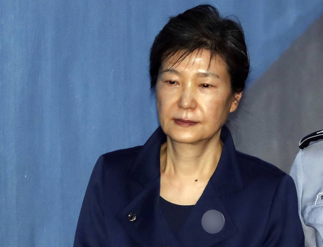 박근혜 전 대통령이 16일 오전 서초구 서울중앙지법으로 구속 연장 후 처음으로 열린 80차 공판에 출석하고 있다. (뉴시스)