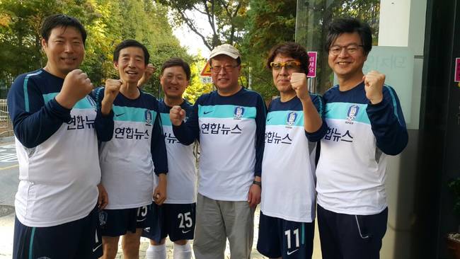 주전선수 평균나이가 50세였던 연합뉴스팀 주전 멤버들 모습.