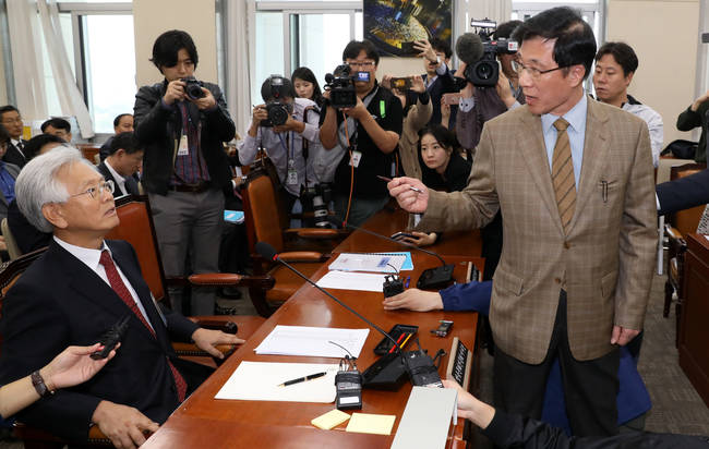 27일 열린 방문진 국정감사에서 신경민 더불어민주당 의원(오른쪽)과 고영주 방문진 이사장이 날선 공방을 벌이고 있다.(뉴시스)