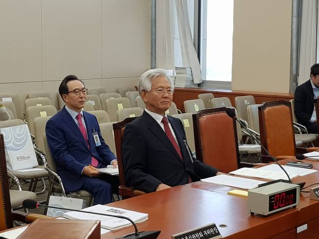 MBC는 파업에 돌입한지 50일이 넘었다. MBC의 관리감독기구인 방송문화진흥회의 수장, 고영주 이사장은 국감장에 들어서자마자 수많은 취재진의 플래시 세례를 받았다.