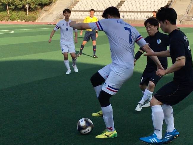 28일 경기도 고양시 어울림누리 별무리구장에서 열린 제45회 한국기자협회 서울지역 축구대회 마지막 날 동아일보(흰색 유니폼) 대 서울경제 결승전 모습.