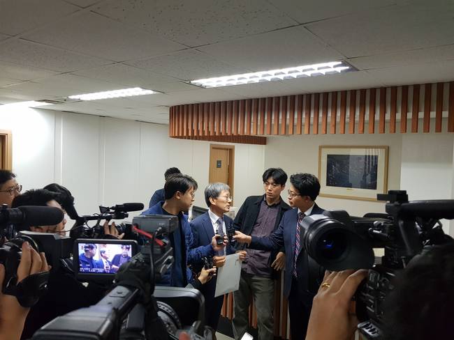지난 2일 서울 여의도 방송문화진흥회 사옥에서 열린 이사회장에서 회의를 끝내고 나오는 김광동 이사의 모습.
