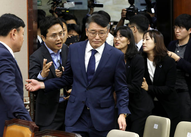 10일 오후 서울 영등포구 여의도 국회에서 열린 과학기술정보방송통신위원회의 KBS와 EBS의 국정감사에 고대영 KBS 사장이 출석하고 있다.(뉴시스) 10일 오후 서울 영등포구 여의도 국회에서 열린 과학기술정보방송통신위원회의 KBS와 EBS의 국정감사에 고대영 KBS 사장이 출석하고 있다.(뉴시스)