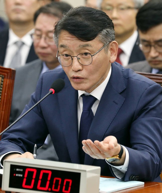 10일 오후 서울 영등포구 여의도 국회에서 열린 과학기술정보방송통신위원회의 KBS와 EBS의 국정감사에서 고대영 KBS 사장이 질의에 답변하고 있다. (뉴시스) 10일 오후 서울 영등포구 여의도 국회에서 열린 과학기술정보방송통신위원회의 KBS와 EBS의 국정감사에서 고대영 KBS 사장이 질의에 답변하고 있다. (뉴시스)