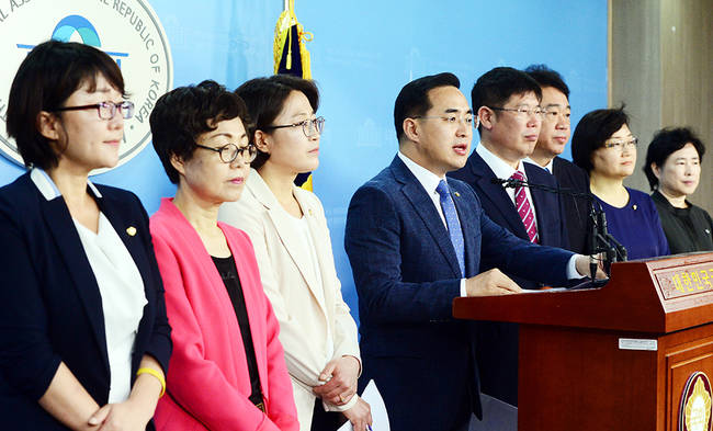 지난해 7월 서울 여의도 국회 정론관에서 더불어민주당, 국민의당, 정의당 등 당시 야3당 의원들이 기자회견을 갖고 ‘공영방송 지배구조 개선안’을 소개하고 있다. 			  (뉴시스) 