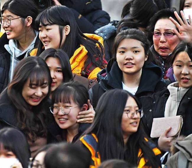 서울신문 24일자 1면 사진. 서울신문 24일자 1면 사진.