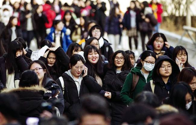 한겨레 24일자 1면 사진. 한겨레 24일자 1면 사진.